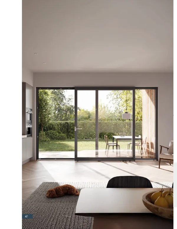 Salón con puerta corredera de PVC de gran formato hacia el jardín