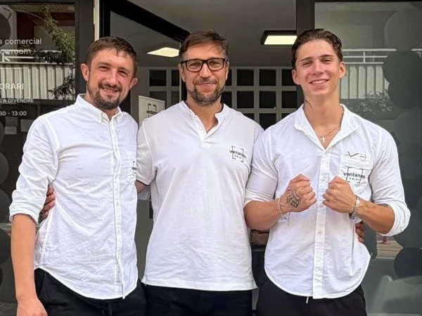 Orest, Sergi y Vladimir, el equipo de Ventanas Point, en la puerta del showroom de Vilanova i la Geltrú